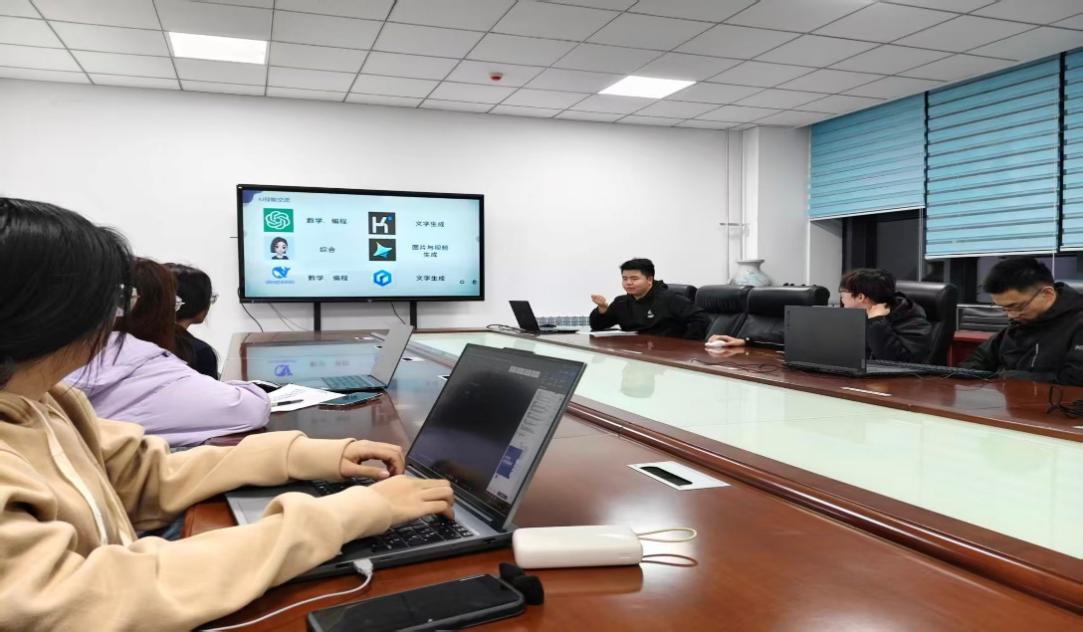 提升數字素養，賦能職業未來——機械工程學院就業委員會開展辦公技能與AI應用專項培訓